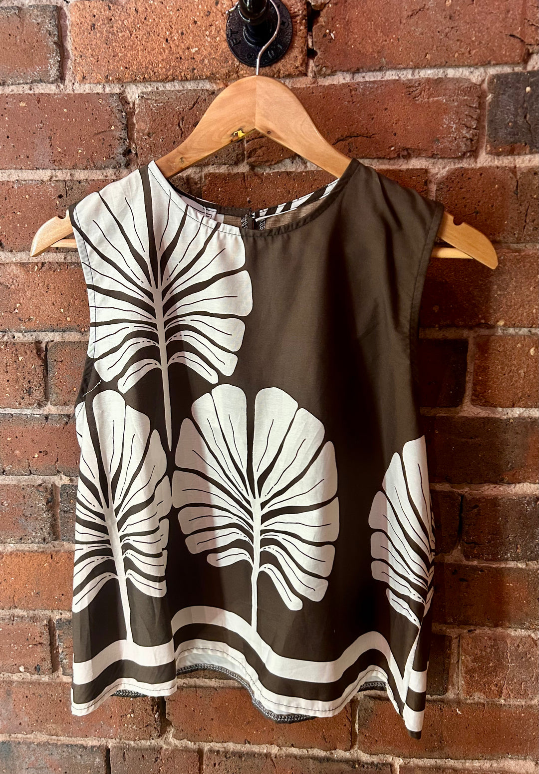 Palm Print Sleeveless Top, Chocolate
