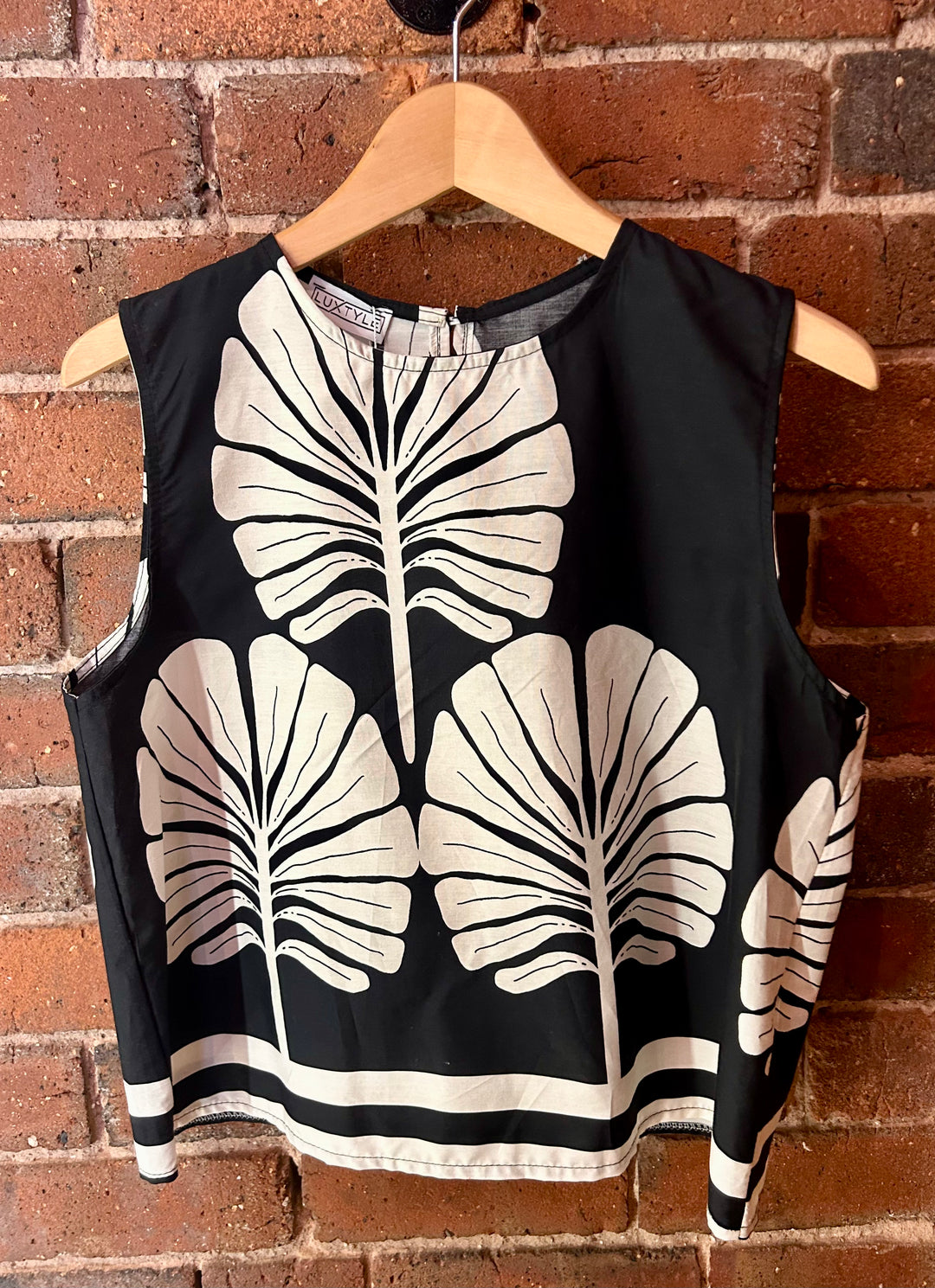 Palm Print Sleeveless Top, Black